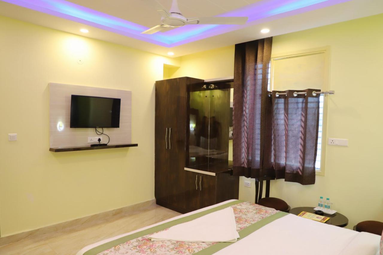 Airport Hotel Shivaka Inn New Delhi Exterior photo