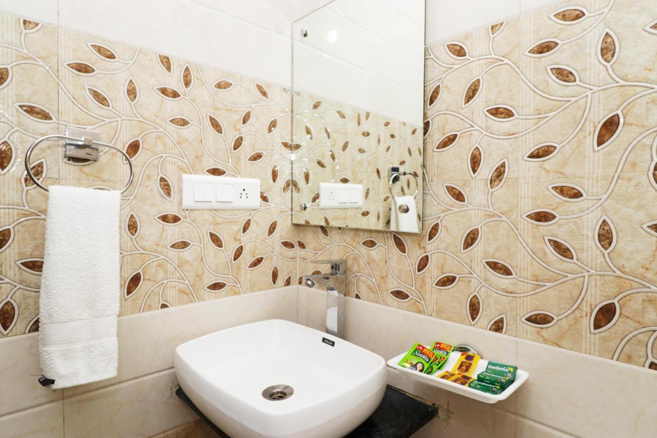 Airport Hotel Shivaka Inn New Delhi Exterior photo